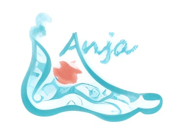 Het logo van Anja: een voet in turquoise waterverf met de naam Anja
